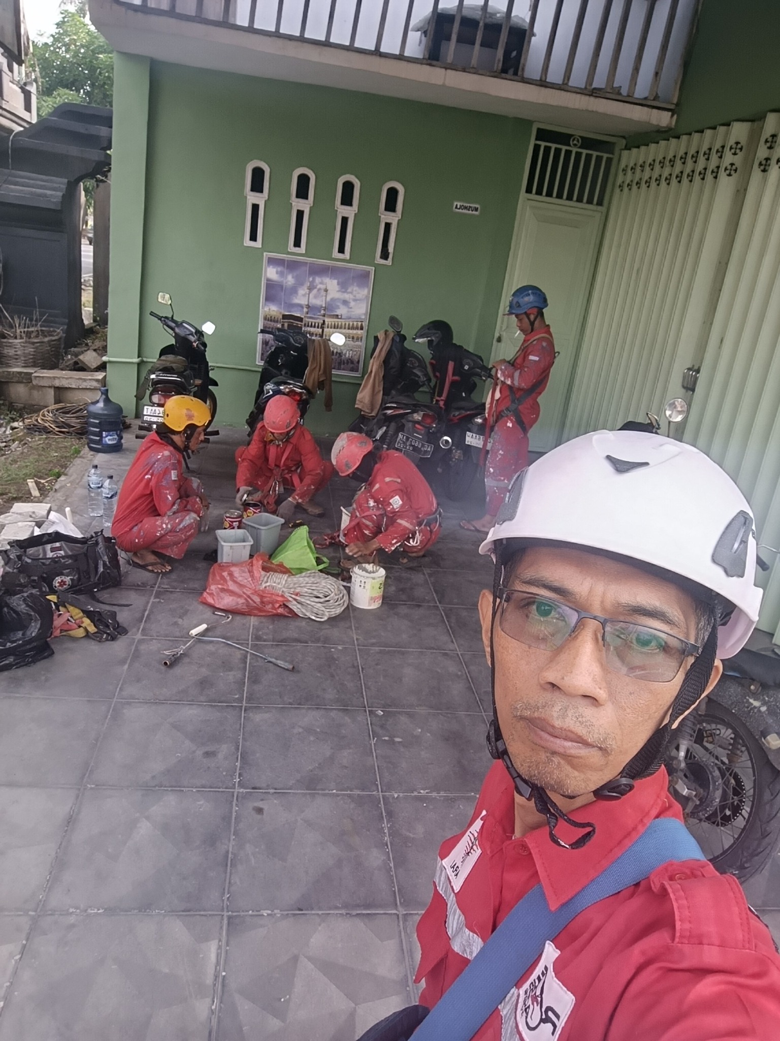 Tim Adventure Group bekerja pengecatan genteng dan waterproofing