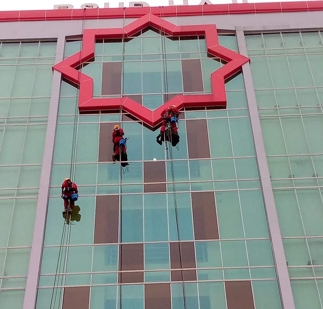 Tim Adventure Group dengan APD lengkap bekerja aman climbing dan painting