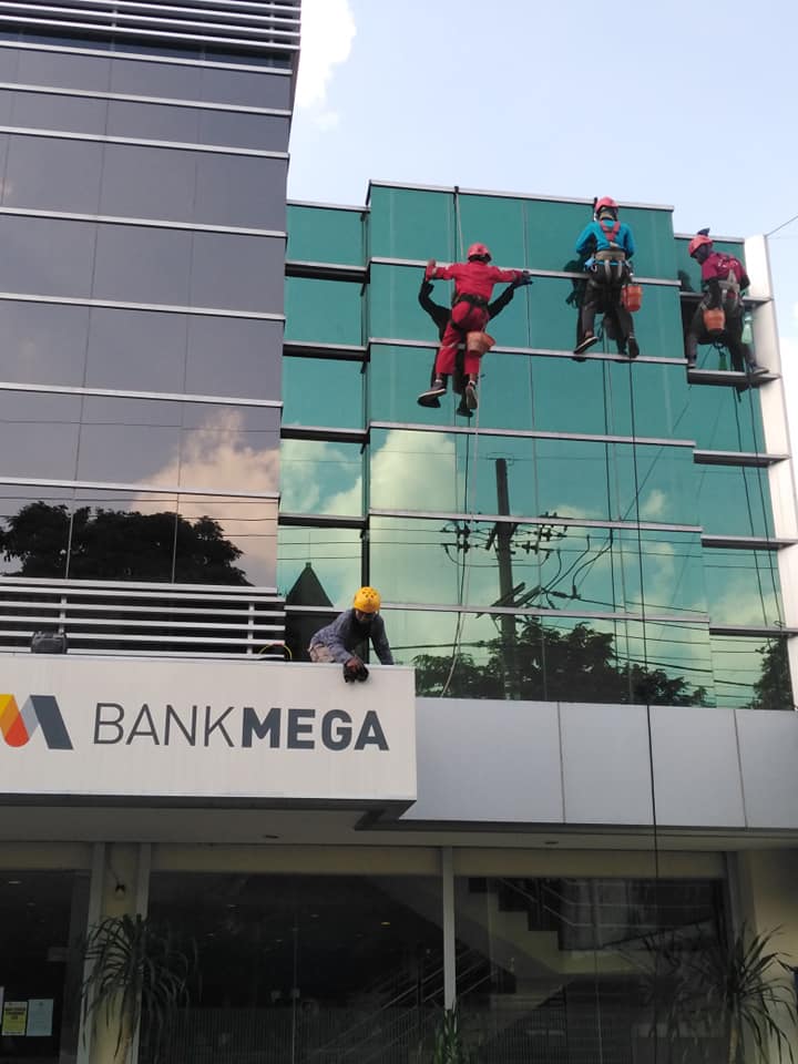 Tim rope access bekerja pengecatan genteng dan waterproofing