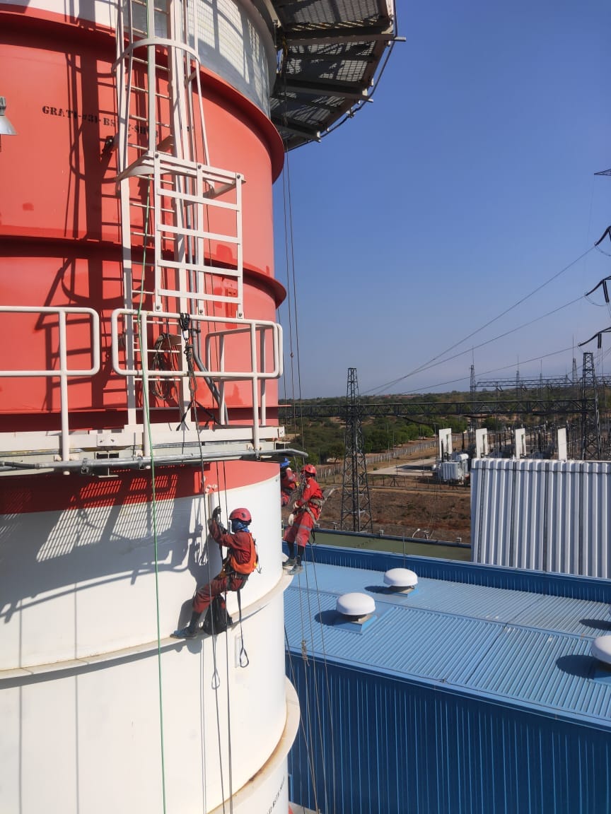 Tim Adventure Group bekerja profesional climbing dan painting dengan berbagai material